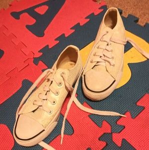 It cant fit my sisters feet.